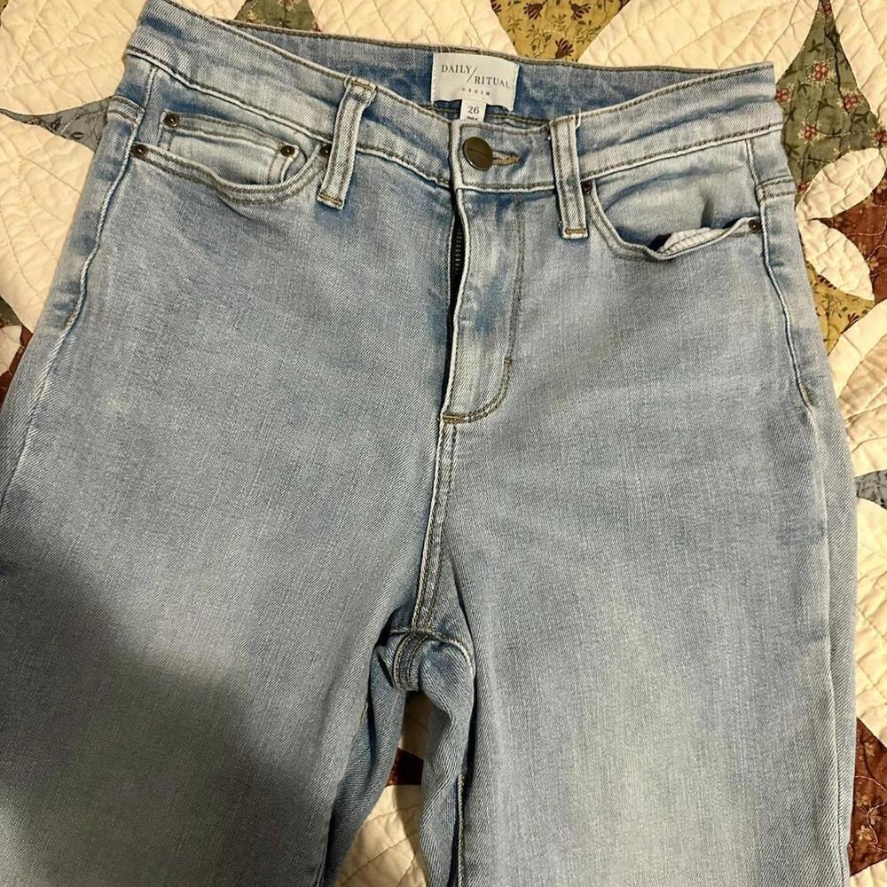 Light wash high-waisted straight leg jeans - Picture 2 of 5